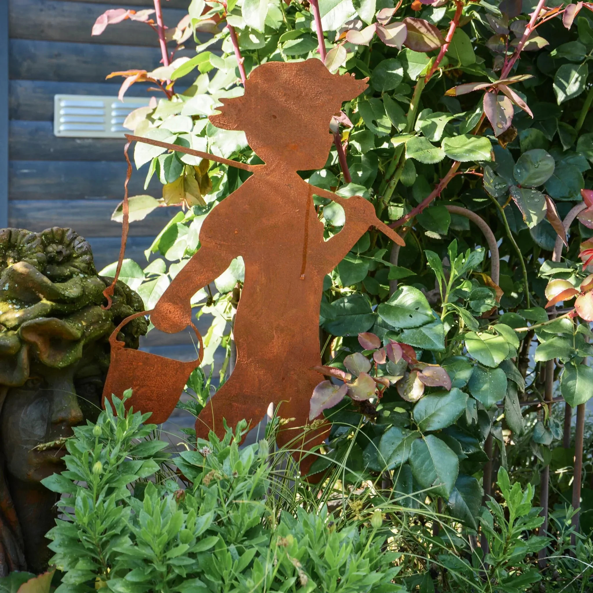 Gartenstecker „Kind mit Hut, Angel & Eimer“ – Edelrost Metall